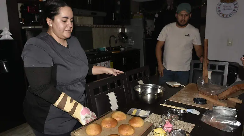 Michelle y Ricardo preparan este delicioso pan con gran cariño y alegría.